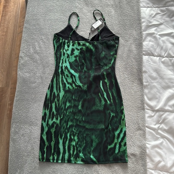 Pretty little thing shape green leopard print scuba bodycon dress - Picture 4 of 5
